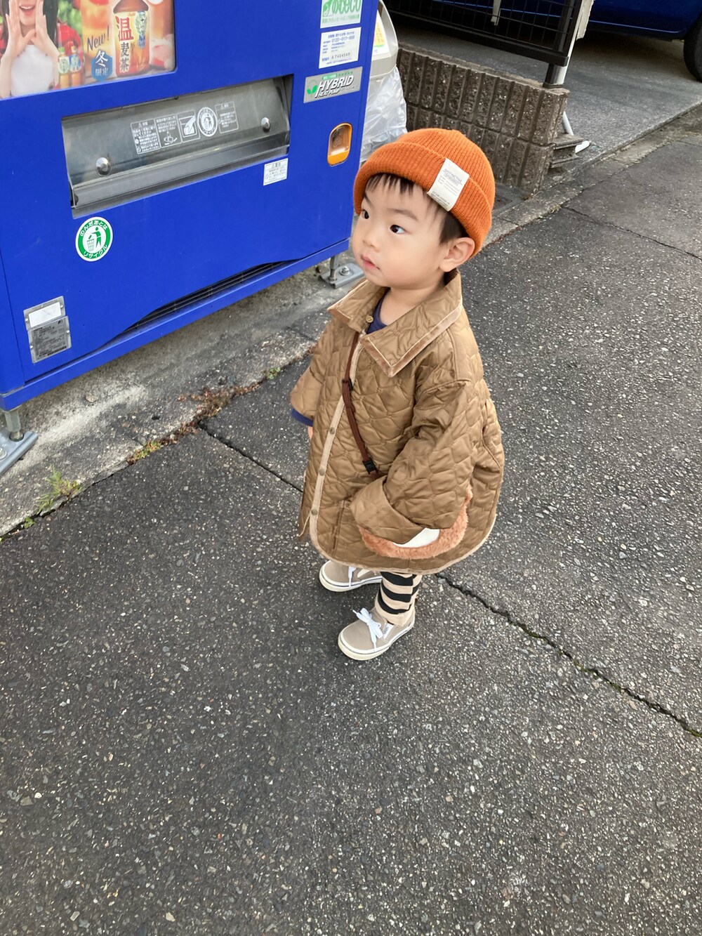 グリーン系のブルゾン、ブルー系のTシャツ/カットソー、ブラック系のその他パンツを着用したキッズの冬コーディネートの2枚目の写真