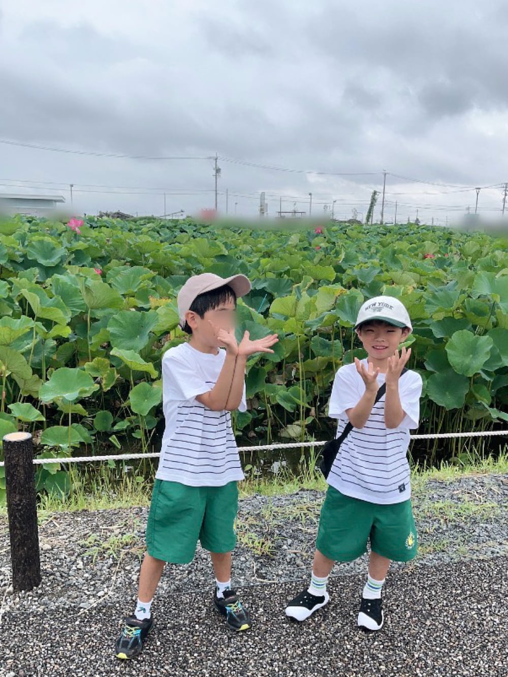 ホワイト系のサンダル、ホワイト系のTシャツ/カットソー、グリーン系のパンツを着用したキッズの夏コーディネートの2枚目の写真