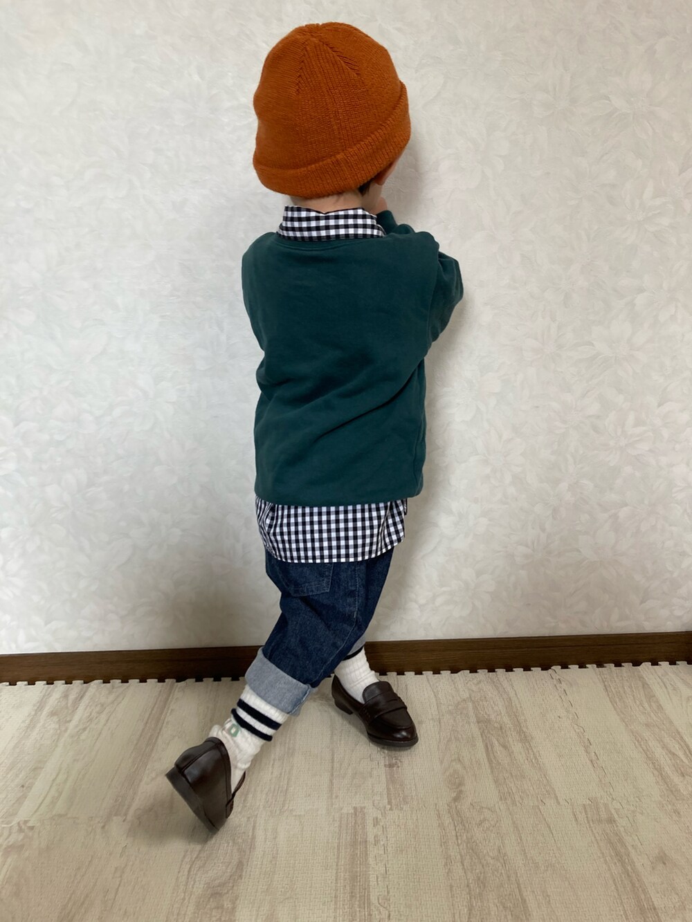 その他のシャツ/ブラウス、ブルー系のデニムパンツ、ブラウン系のローファーを着用したキッズの春コーディネートの5枚目の写真