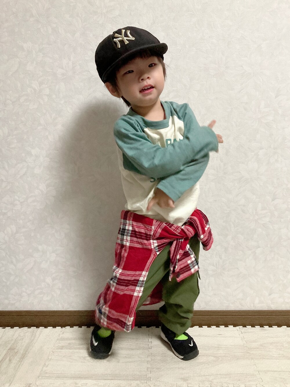 レッド系のTシャツ/カットソー、イエロー系のTシャツ/カットソー、グリーン系のTシャツ/カットソーを着用したキッズの秋コーディネートの5枚目の写真