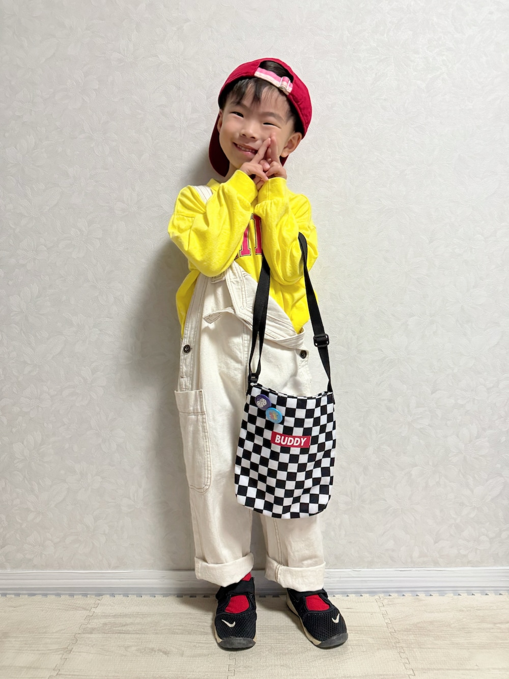 イエロー系のTシャツ/カットソー、ホワイト系のサロペット/オーバーオール、その他のショルダーバッグを着用したキッズの春コーディネートの3枚目の写真