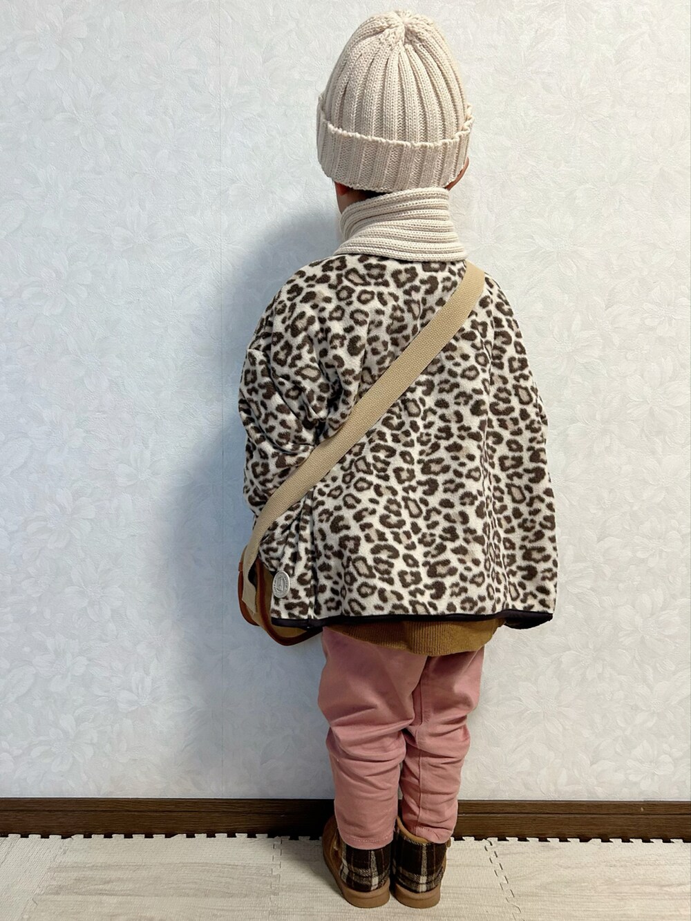 ホワイト系のニット/セーター、ブラウン系のカーディガン/ボレロ、ベージュ系のカーディガン/ボレロを着用したキッズの冬コーディネートの5枚目の写真