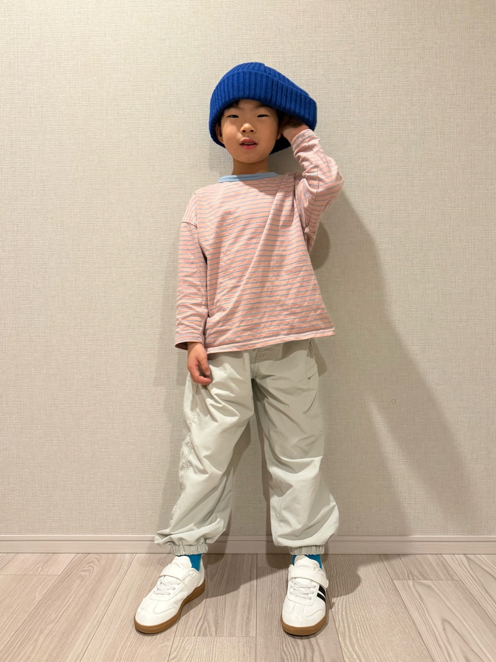 ピンク系のTシャツ/カットソー、グレー系のパーカー、グレー系のその他パンツを着用したキッズの春コーディネートの3枚目の写真