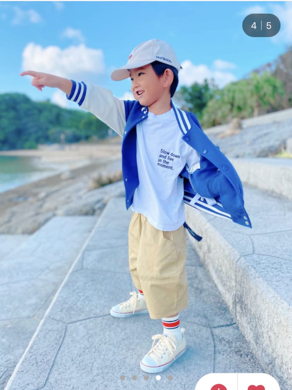 ホワイト系のTシャツ/カットソー、ベージュ系のパンツ、グリーン系のブルゾンを着用したキッズの秋コーディネートの2枚目の写真