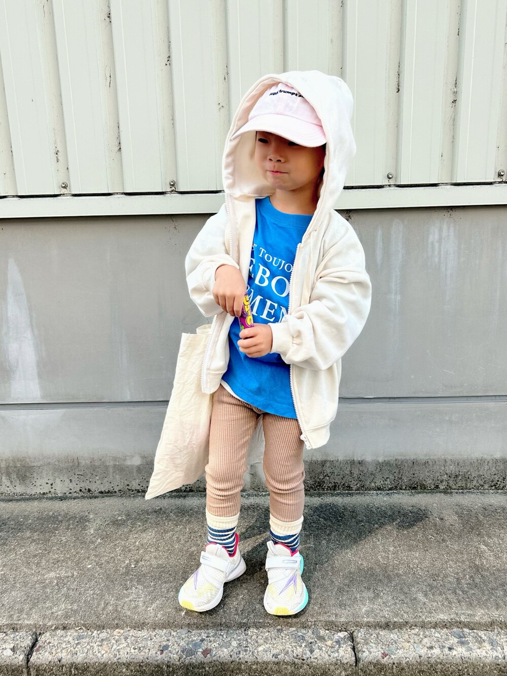 ブルー系のTシャツ/カットソー、ホワイト系のパーカー、ホワイト系のトートバッグを着用したキッズの秋コーディネートの4枚目の写真