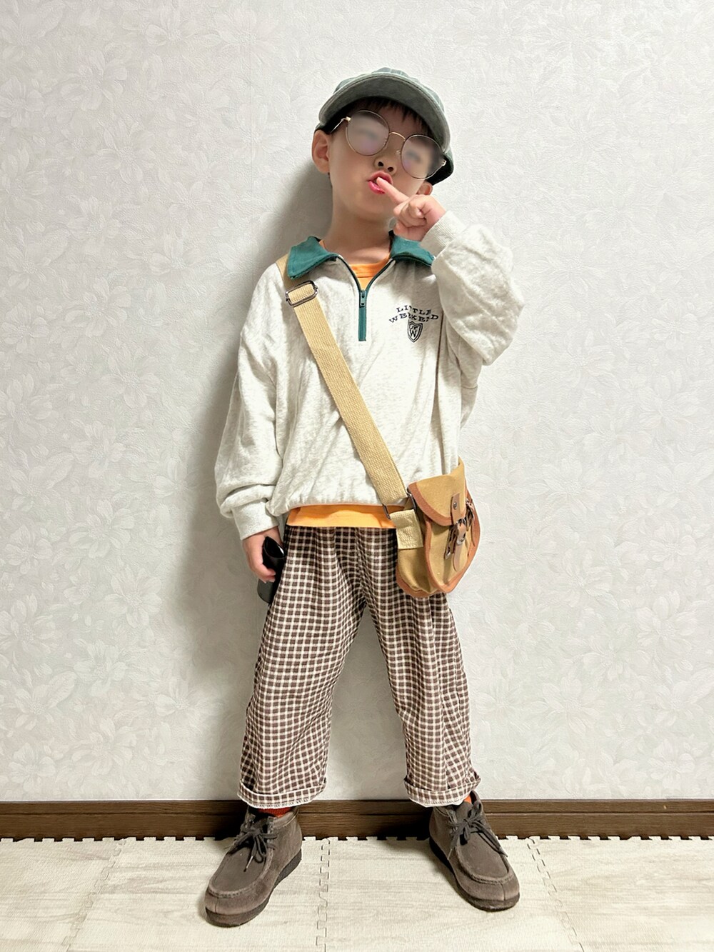 オレンジ系のタンクトップ、グレー系のスウェット、ブラウン系のパンツを着用したキッズの秋コーディネートの2枚目の写真