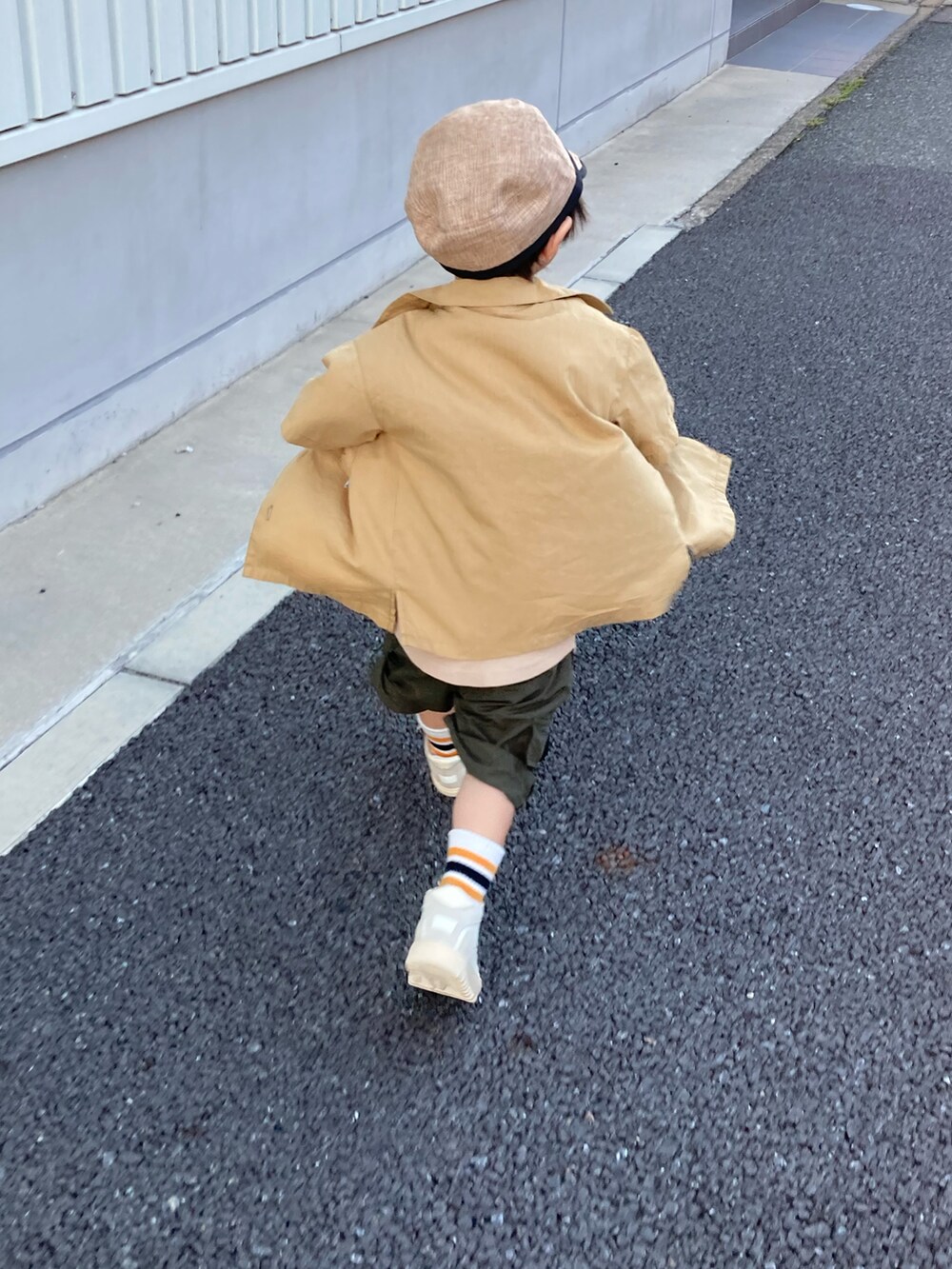 ベージュ系のタンクトップ、イエロー系のシャツ/ブラウス、グリーン系のカーゴパンツを着用したキッズの夏コーディネートの5枚目の写真