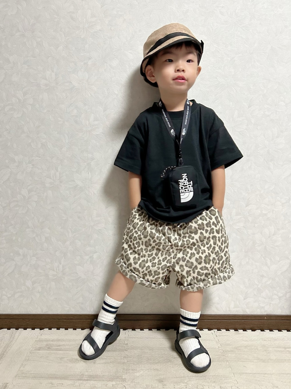 その他のTシャツ/カットソー、ベージュ系のその他パンツ、ブラック系のサンダルを着用したキッズの夏コーディネートの2枚目の写真