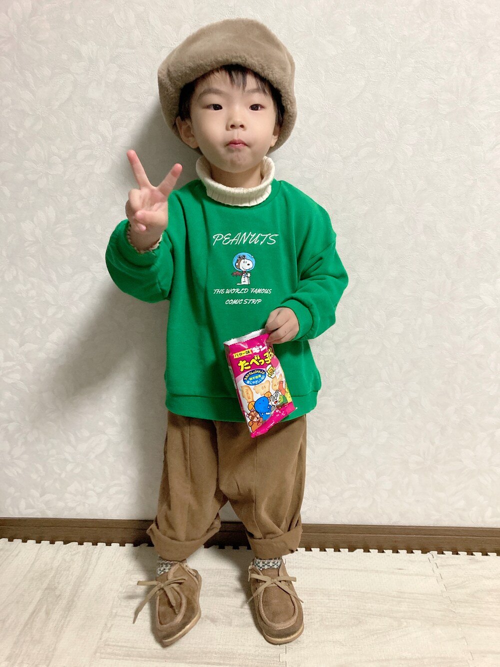 ホワイト系のニット/セーター、グリーン系のスウェット、ブラウン系のチノパンツを着用したキッズの冬コーディネートの3枚目の写真