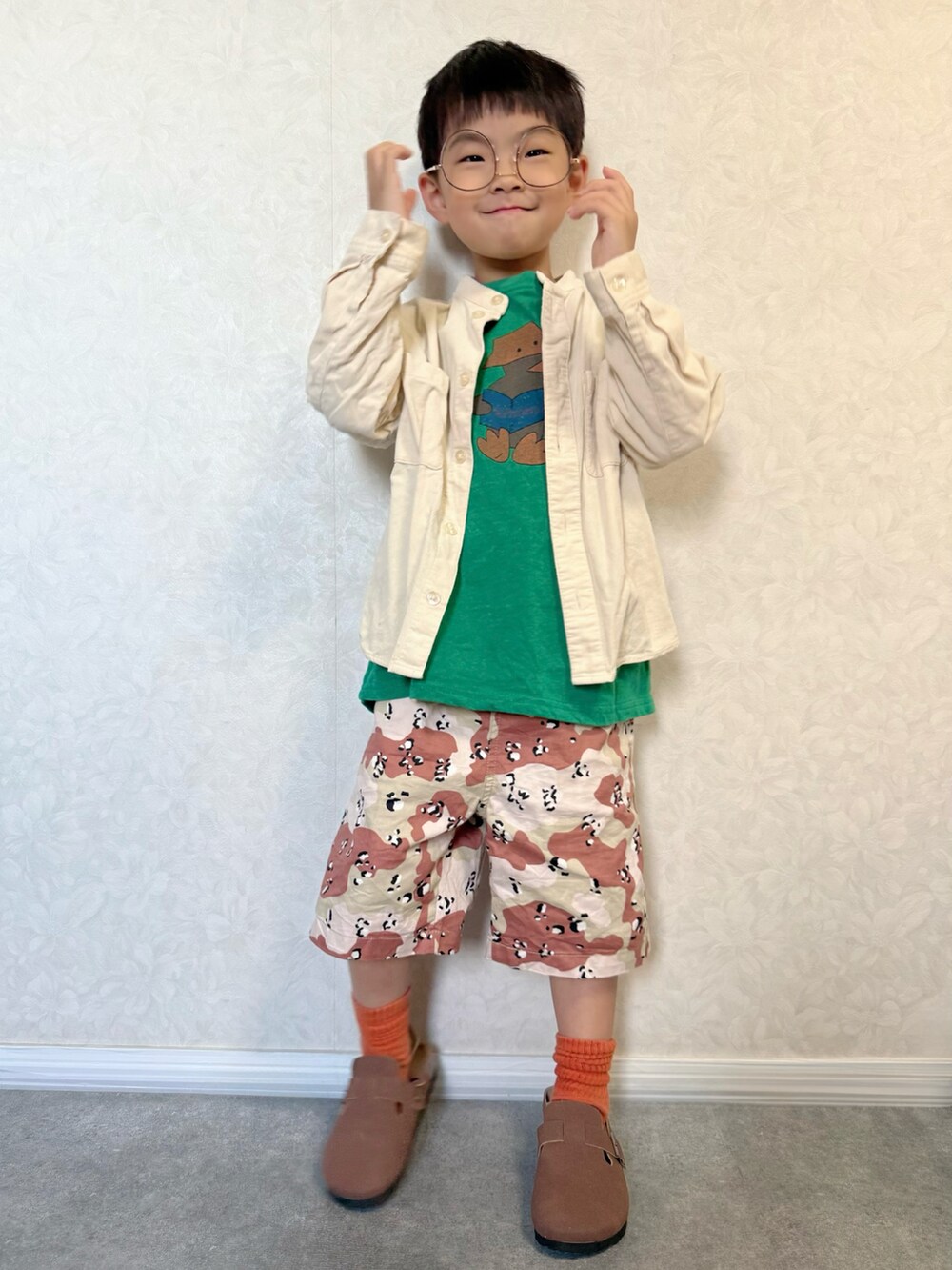 ホワイト系のシャツ/ブラウス、その他のその他パンツ、グリーン系のTシャツ/カットソーを着用したキッズの秋コーディネートの4枚目の写真