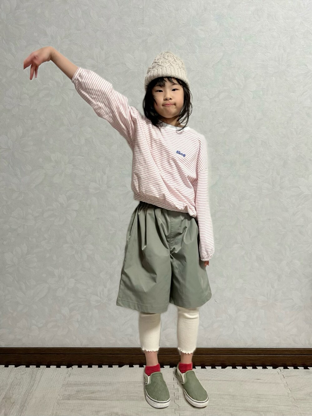 ピンク系のTシャツ/カットソー、グリーン系のパンツ、グリーン系のスニーカーを着用したキッズの冬コーディネートの3枚目の写真