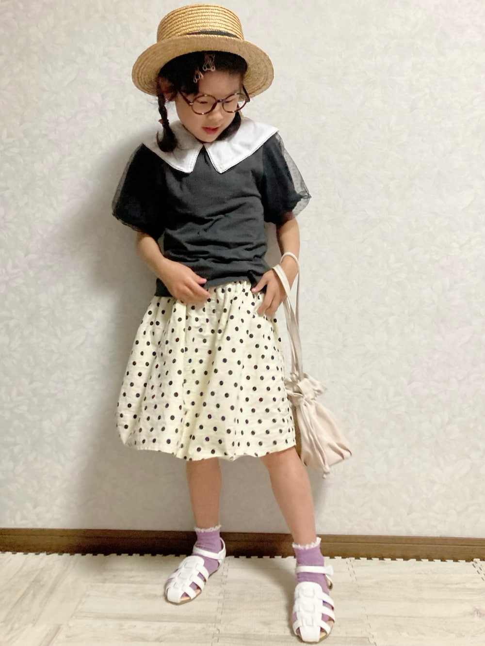 ブラック系のシャツ/ブラウス、ホワイト系のその他パンツ、ホワイト系のショルダーバッグを着用したキッズの夏コーディネートの2枚目の写真
