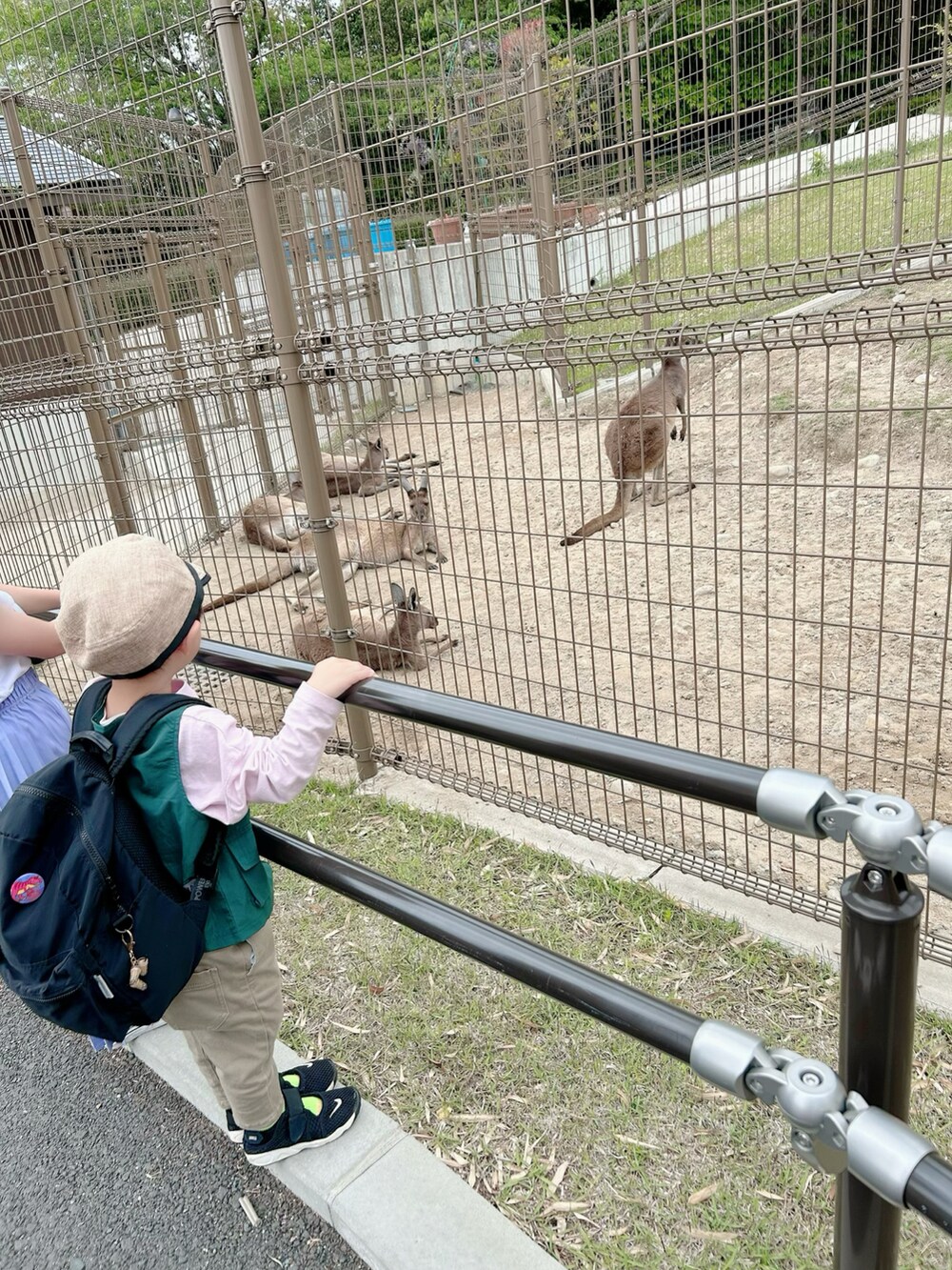 ピンク系のTシャツ/カットソー、グリーン系のベスト、ベージュ系のその他パンツを着用したキッズの春コーディネートの4枚目の写真