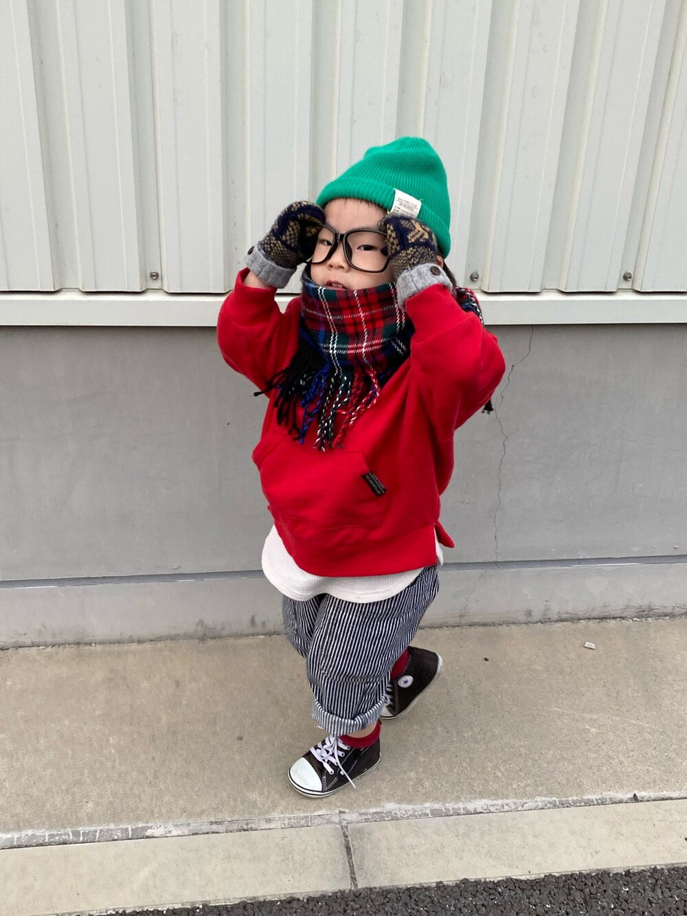 レッド系のスウェット、ブラック系のスニーカー、その他のサロペット/オーバーオールを着用したキッズの冬コーディネートの3枚目の写真