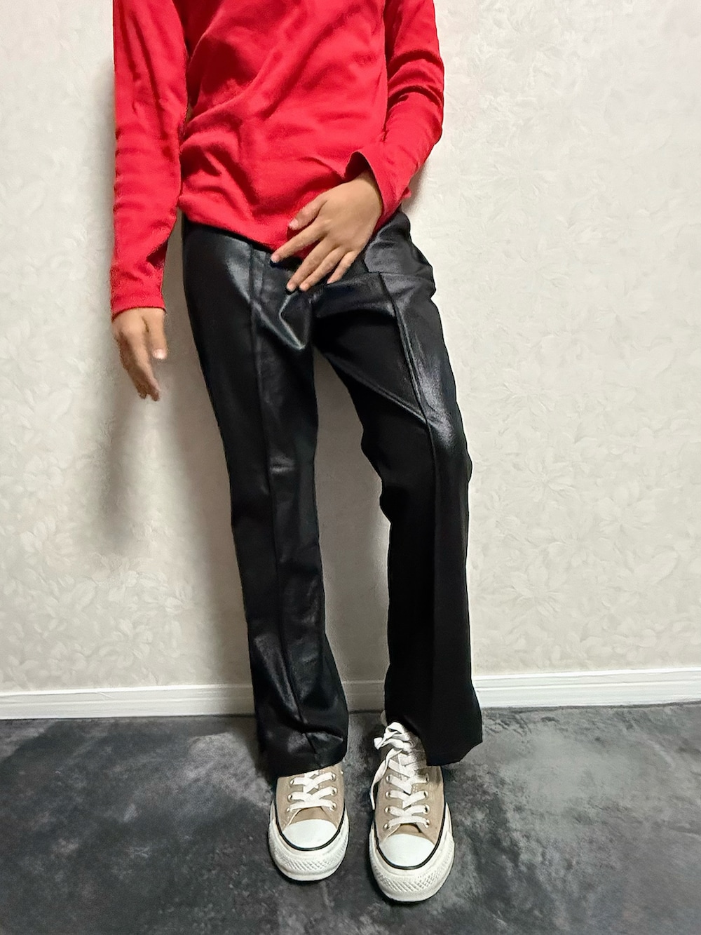 レッド系のTシャツ/カットソー、ブラウン系のノーカラージャケット、ブラック系のその他パンツを着用したキッズの冬コーディネートの4枚目の写真