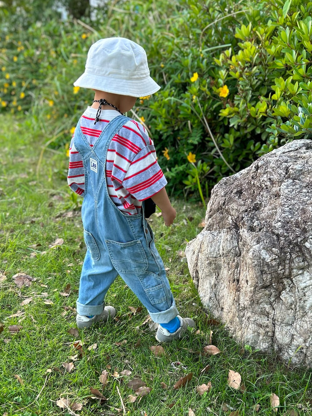 グレー系のTシャツ/カットソー、ブルー系のサロペット/オーバーオール、ブラック系のショルダーバッグを着用したキッズの夏コーディネートの3枚目の写真