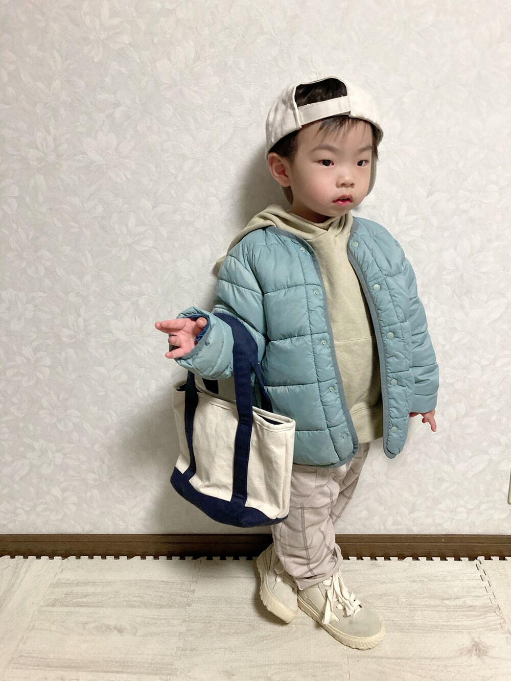 ブルー系のブルゾン、ベージュ系のパーカー、ホワイト系のニット/セーターを着用したキッズの秋コーディネートの4枚目の写真