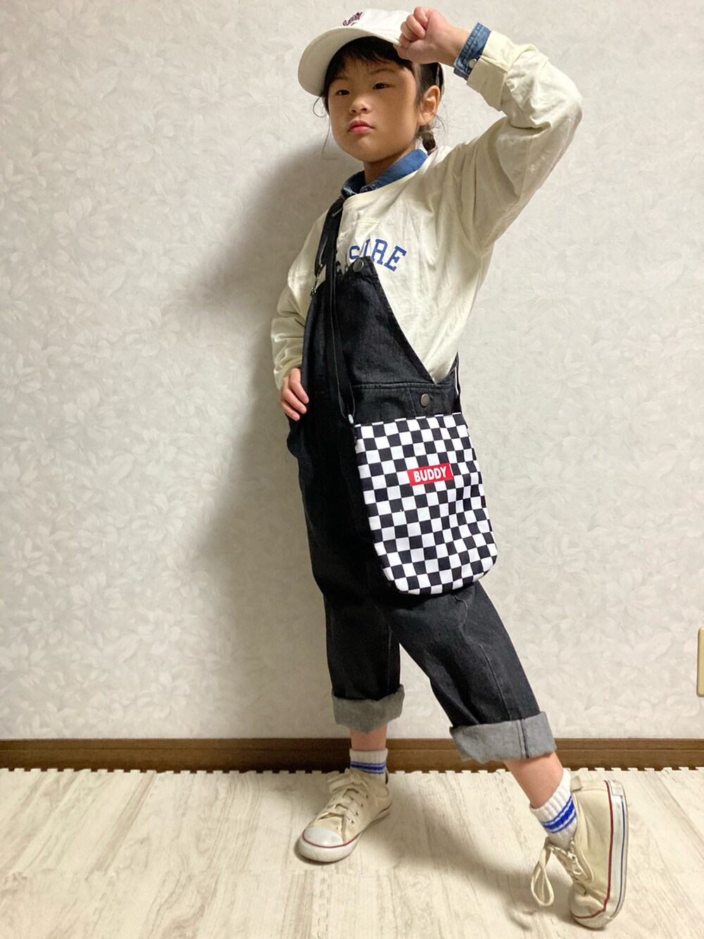 ホワイト系のTシャツ/カットソー、ブルー系のシャツ/ブラウス、ブラック系のサロペット/オーバーオールを着用したキッズの冬コーディネートの4枚目の写真