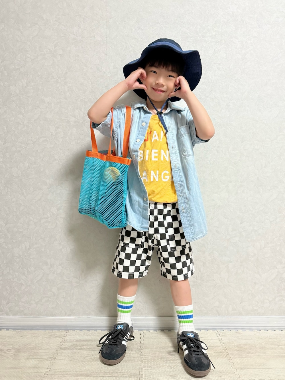 オレンジ系のTシャツ/カットソー、ブルー系のシャツ/ブラウス、その他のその他パンツを着用したキッズの夏コーディネートの2枚目の写真