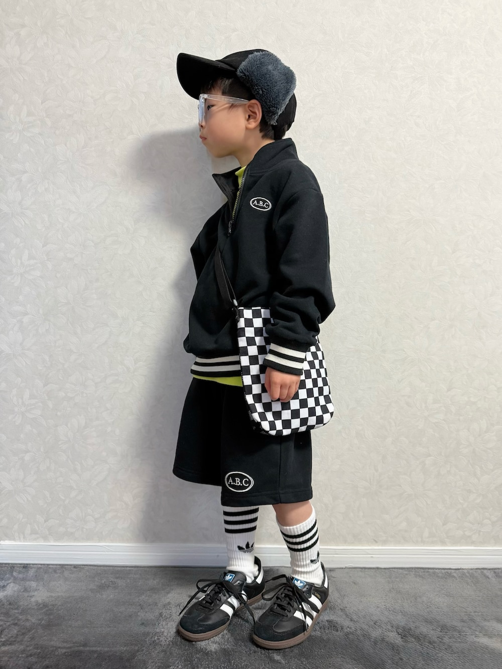 ブラック系のセットアップ、その他のショルダーバッグ、ブラック系のスニーカーを着用したキッズの冬コーディネートの2枚目の写真