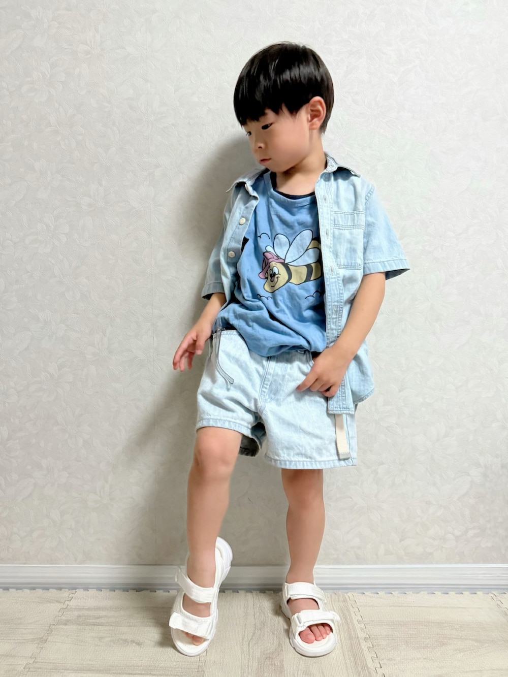 ブルー系のシャツ/ブラウス、ブルー系のタンクトップ、ホワイト系のタンクトップを着用したキッズの夏コーディネートの5枚目の写真