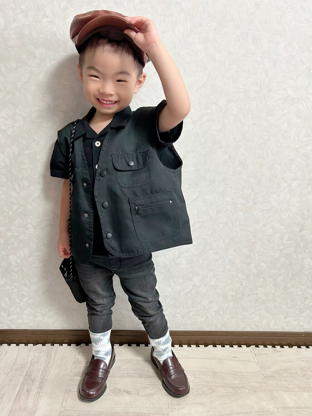 ブラック系のシャツ/ブラウス、ブラック系のベスト、ブラック系のデニムパンツを着用したキッズの秋コーディネートの2枚目の写真