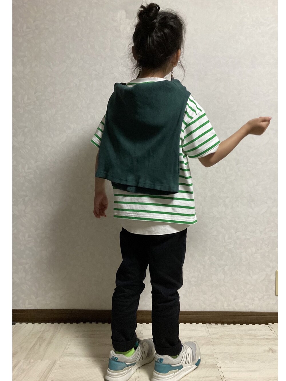 グリーン系のTシャツ/カットソー、ホワイト系のTシャツ/カットソー、グリーン系のカーディガン/ボレロを着用したキッズの春コーディネートの4枚目の写真
