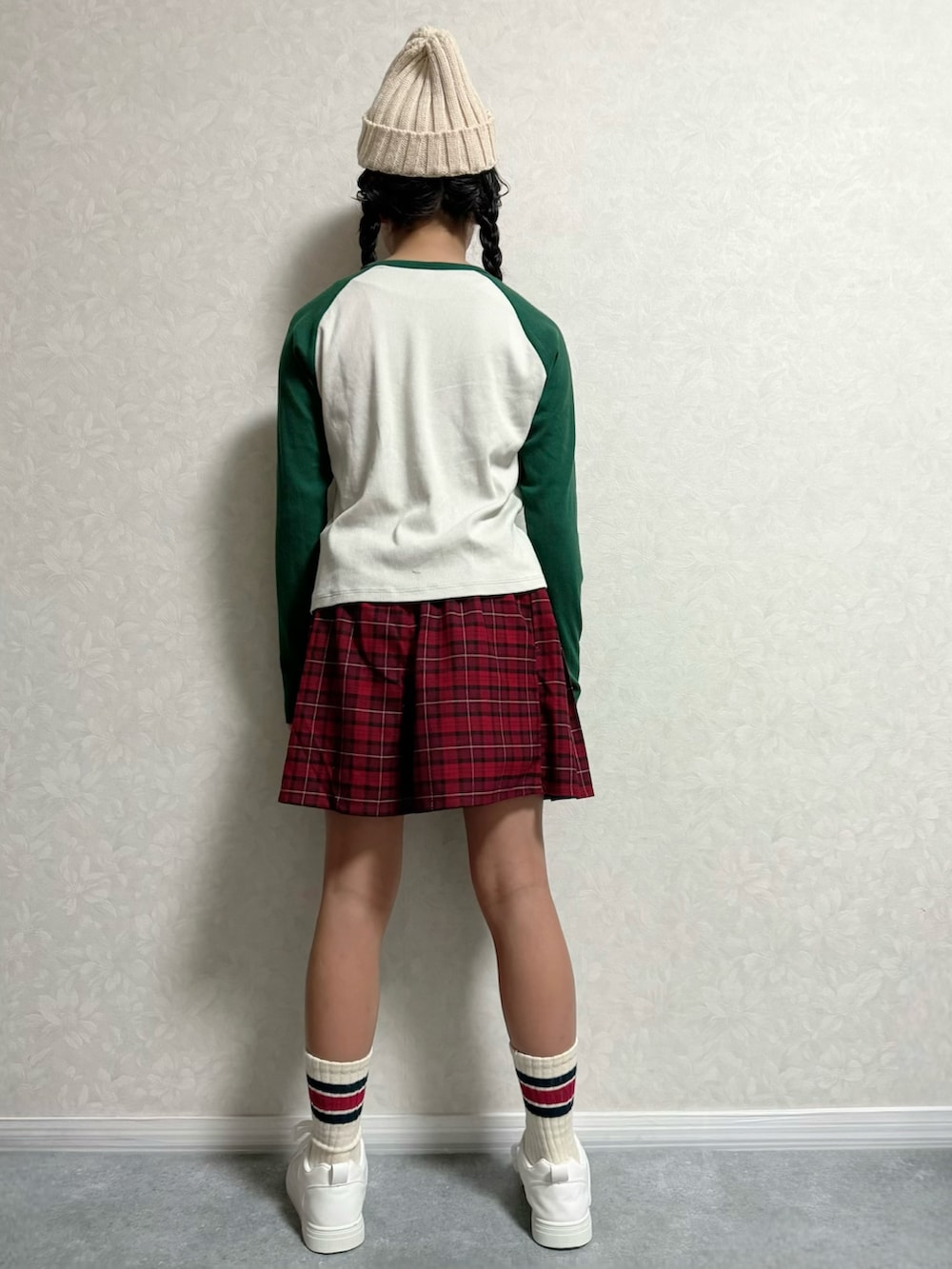 グリーン系のトートバッグ、ベージュ系のその他シューズ、グリーン系のTシャツ/カットソーを着用したキッズの秋コーディネートの4枚目の写真