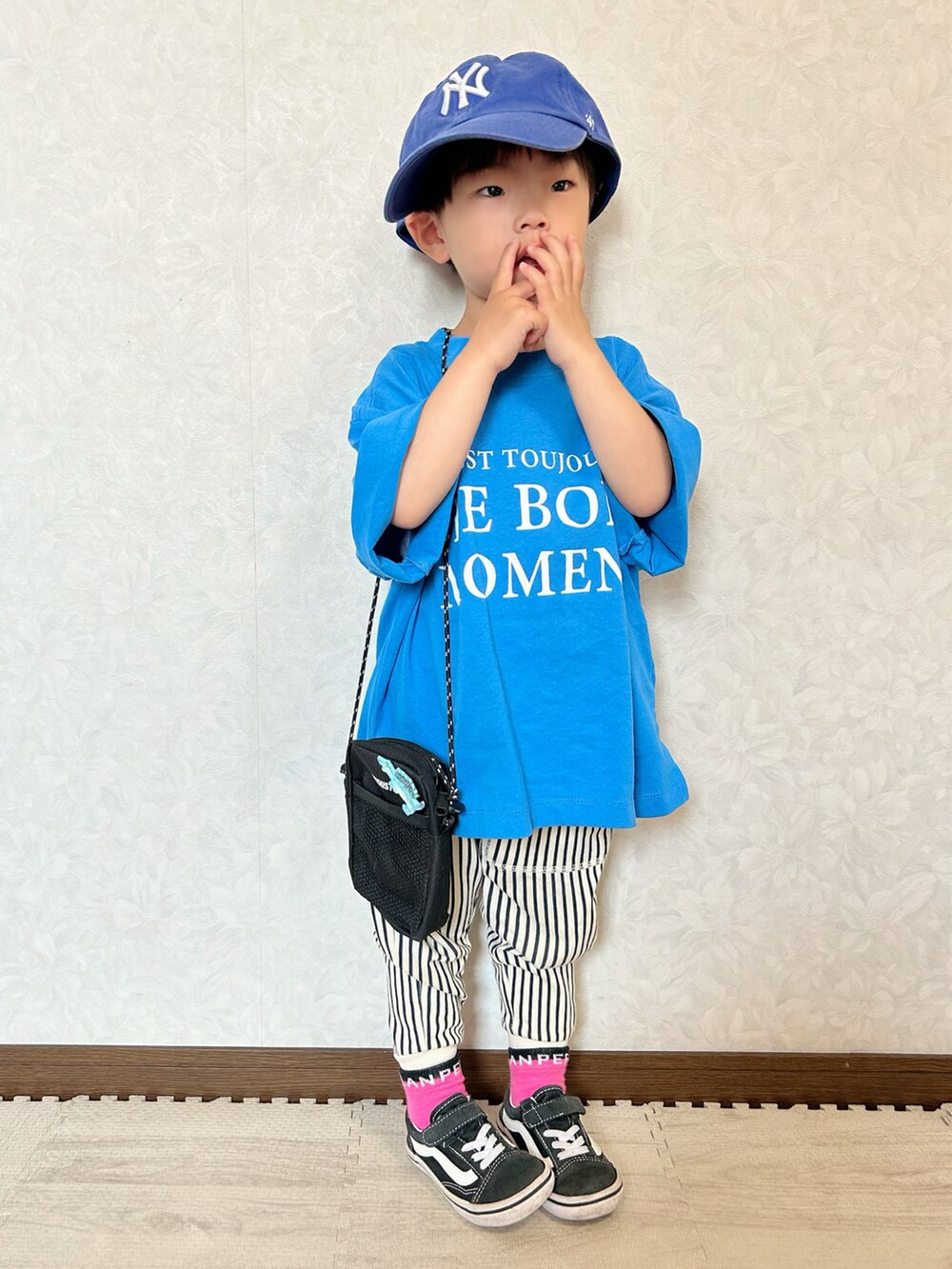 ブルー系のTシャツ/カットソー、ブラック系のショルダーバッグ、ブルー系のその他パンツを着用したキッズの春コーディネートの2枚目の写真