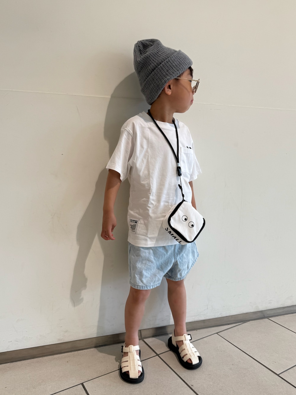 「やっぱり帽子が好き、Tシャツ、白Tシャツ、デニム、ハーフパンツ、ショートパンツ、サンダル、サングラス、ニット帽、カジュアルコーデ、夏コーデ、グルカサンダル、ショルダーバッグ、雨の日コーデ、お出かけコーデ」｜「UNIQLOのミニスクエアポーチ 990円（ポーチ、ホワイト系）」を使った、lenlen23さん（キッズ・110cm）の春コーディネートの2枚目の写真