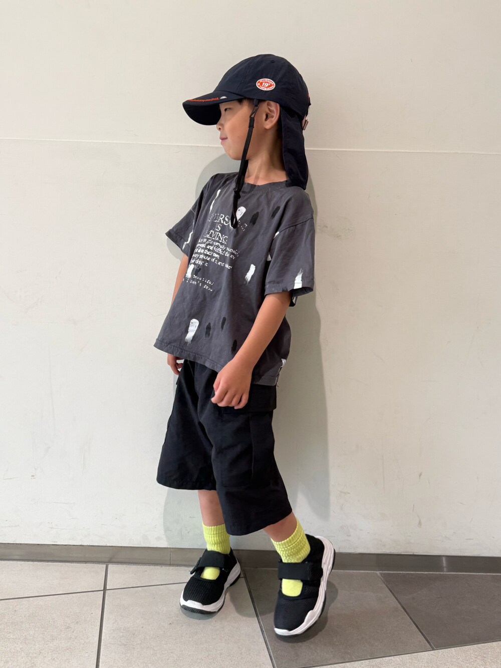 グレー系のTシャツ/カットソー、ブラック系のカーゴパンツ、ブラック系のサンダルを着用したキッズの夏コーディネートの4枚目の写真