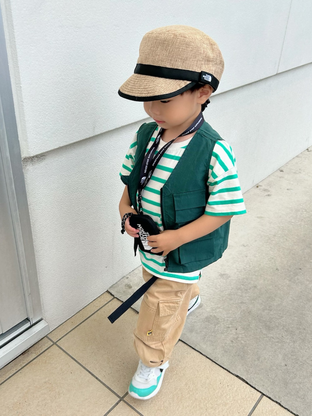 グリーン系のTシャツ/カットソー、グリーン系のベスト、ベージュ系のカーゴパンツを着用したキッズの夏コーディネートの4枚目の写真