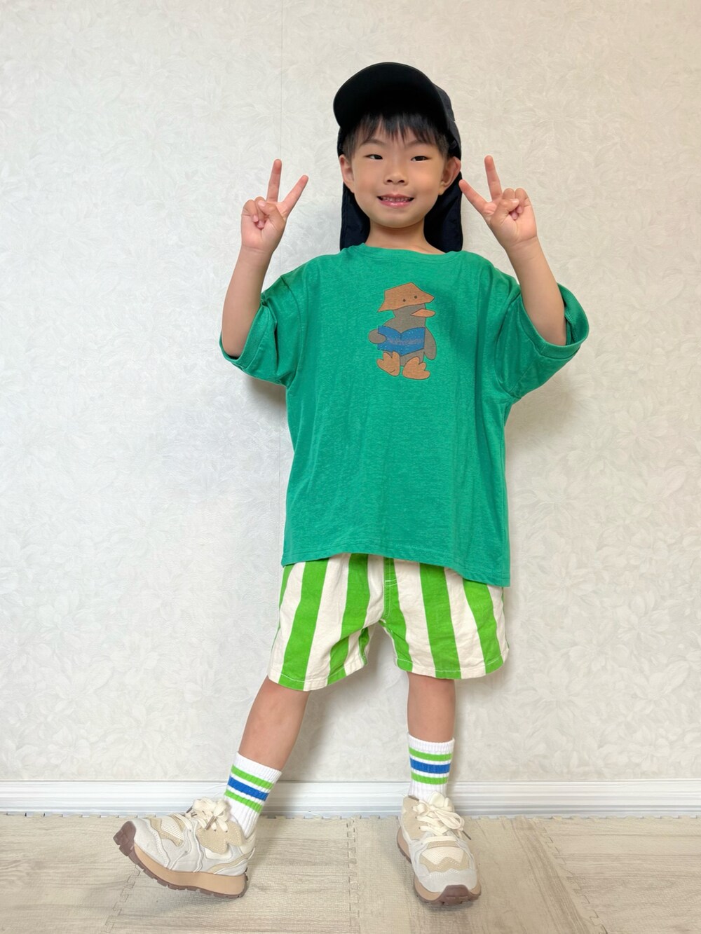 グリーン系のその他パンツ、ホワイト系のスニーカー、グリーン系のTシャツ/カットソーを着用したキッズの夏コーディネートの4枚目の写真