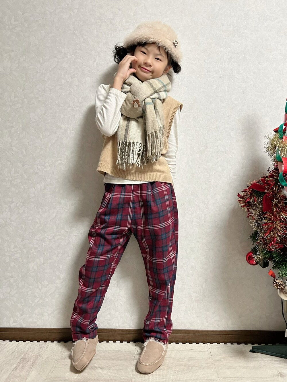 ホワイト系のTシャツ/カットソー、ベージュ系のベスト、ピンク系のブルゾンを着用したキッズの冬コーディネートの3枚目の写真