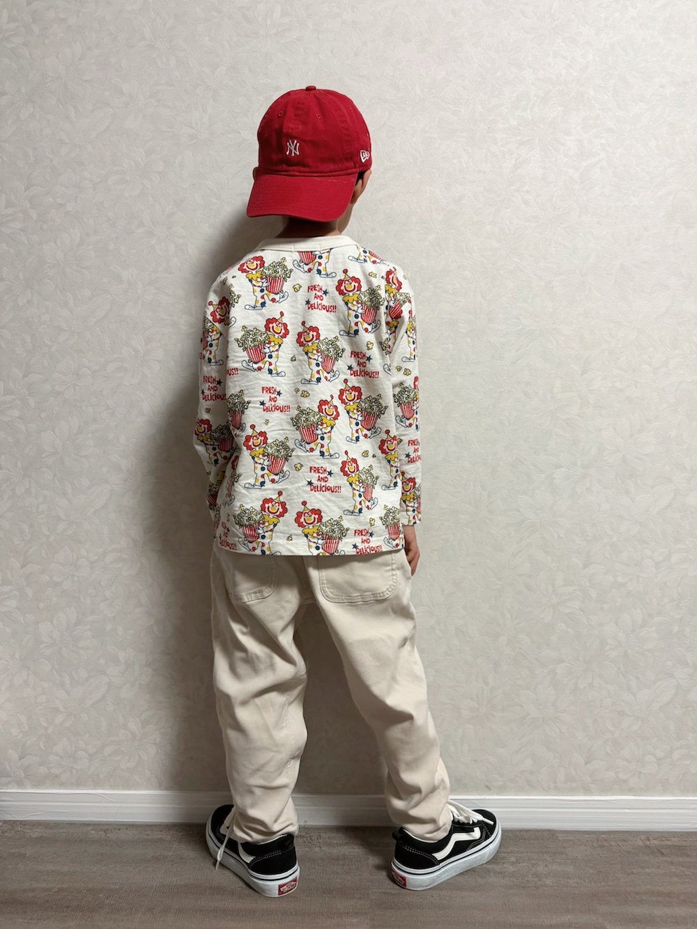 ベージュ系のその他パンツ、ベージュ系のTシャツ/カットソー、ブラック系のスニーカーを着用したキッズの冬コーディネートの5枚目の写真