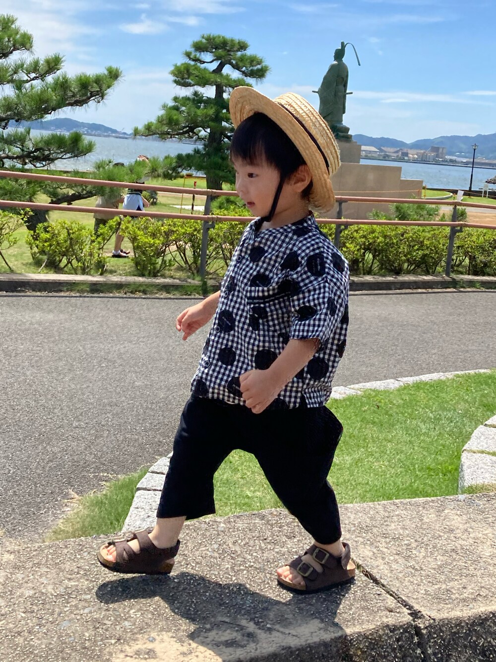 ブラック系のシャツ/ブラウス、ブラック系のパンツ、ブラウン系のサンダルを着用したキッズの夏コーディネートの2枚目の写真