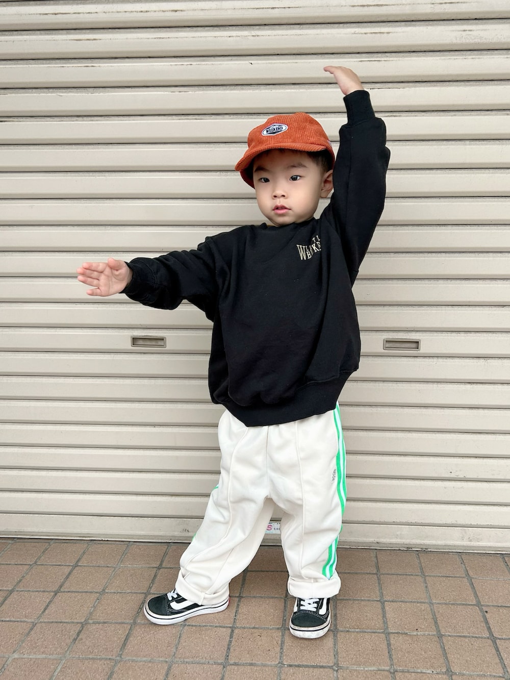 グレー系のスウェット、ホワイト系のその他パンツ、ブラック系のスニーカーを着用したキッズの秋コーディネートの3枚目の写真