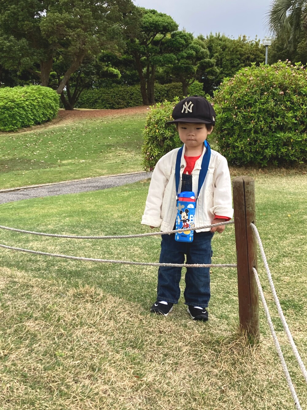 レッド系のTシャツ/カットソー、ホワイト系のデニムジャケット、ブルー系のサロペット/オーバーオールを着用したキッズの春コーディネートの2枚目の写真