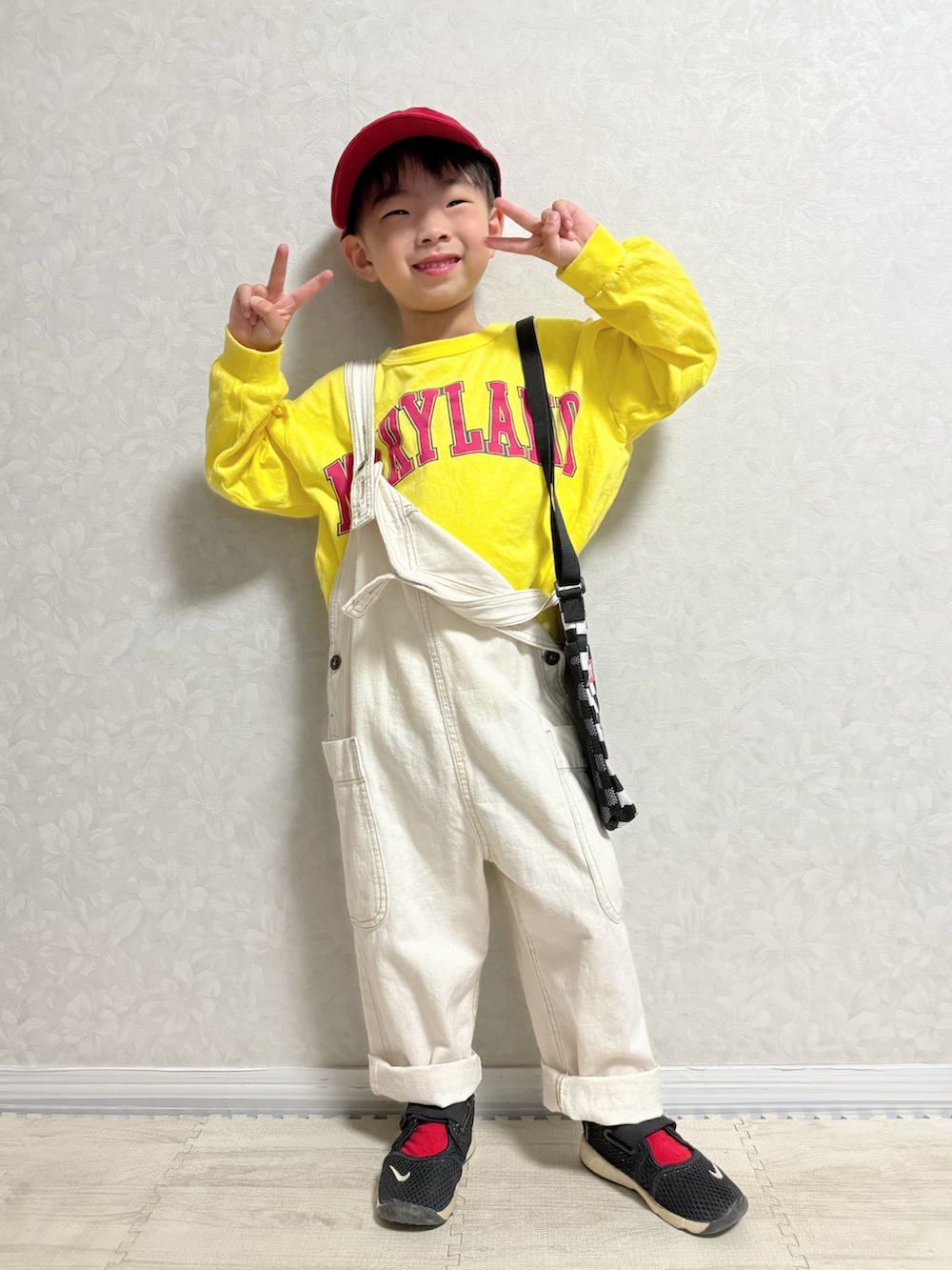 イエロー系のTシャツ/カットソー、ホワイト系のサロペット/オーバーオール、その他のショルダーバッグを着用したキッズの春コーディネートの2枚目の写真