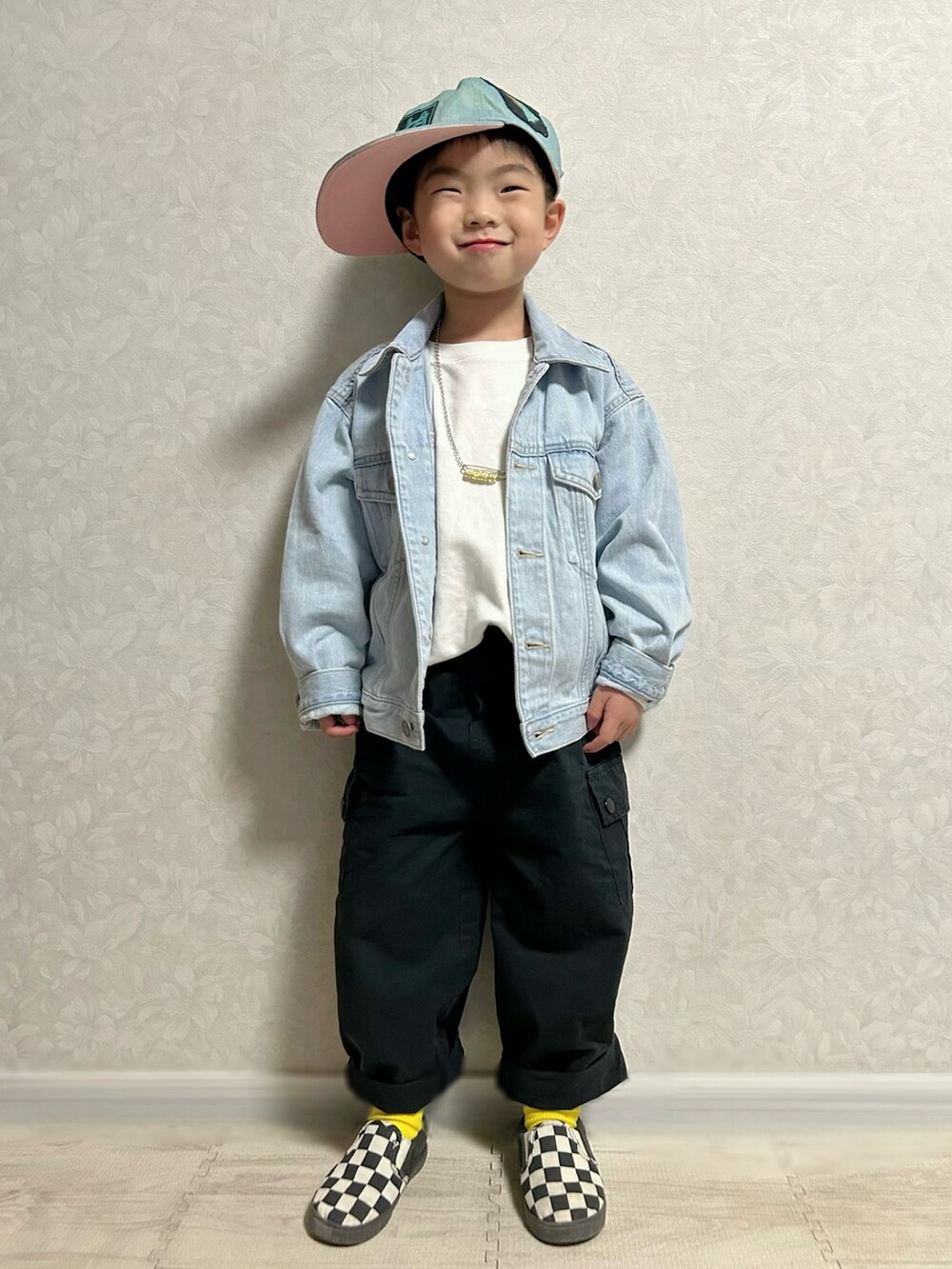 ホワイト系のTシャツ/カットソー、ブルー系のデニムジャケット、ブラック系のカーゴパンツを着用したキッズの冬コーディネートの3枚目の写真