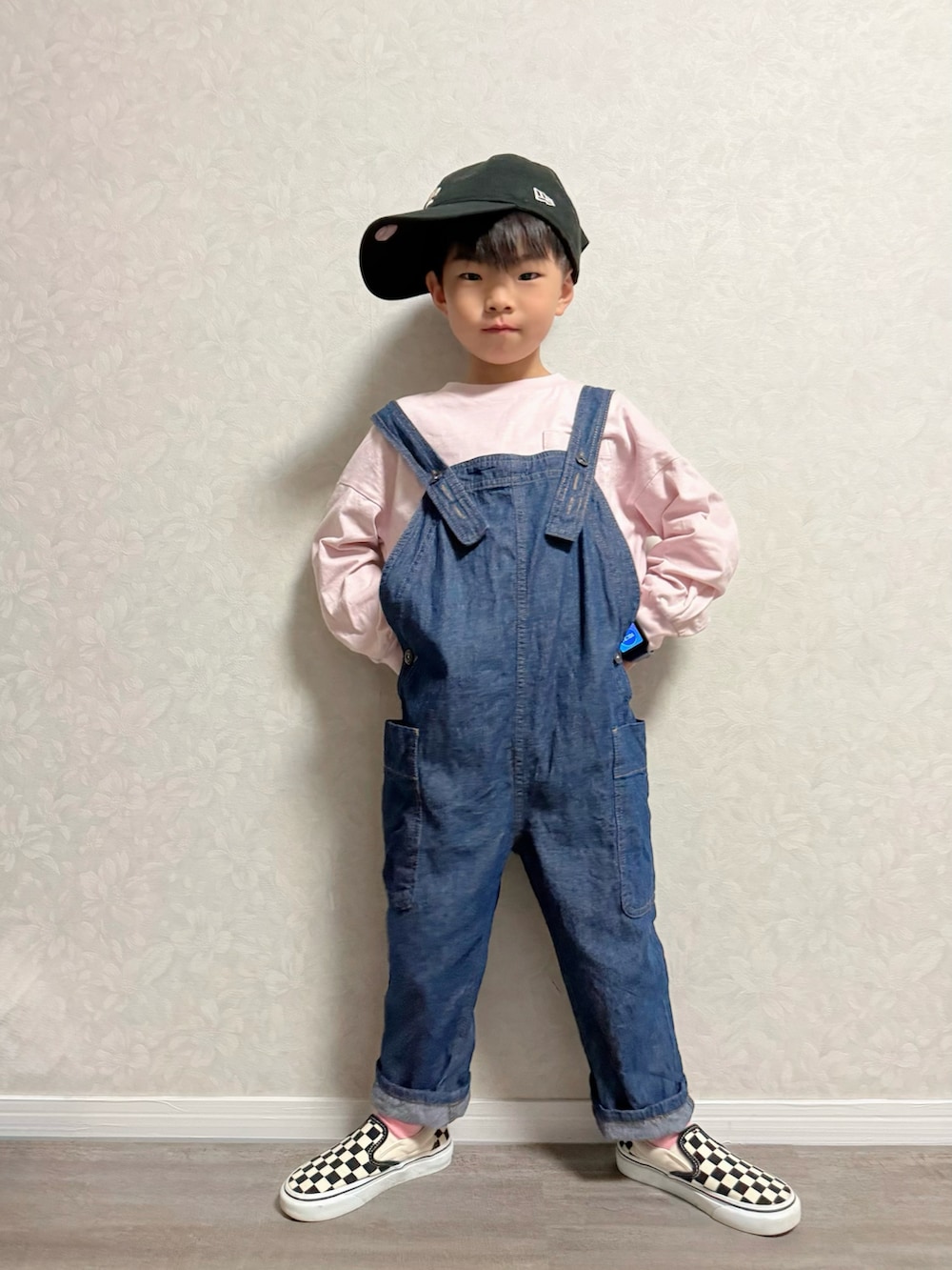 ブルー系のサロペット/オーバーオール、ブラック系のスリッポン、ピンク系のTシャツ/カットソーを着用したキッズの春コーディネートの3枚目の写真