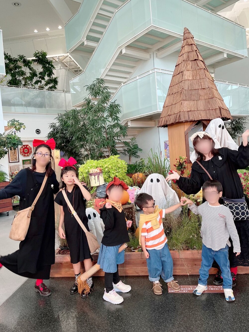 ブラック系のTシャツ/カットソー、ブラウン系のその他シューズ、ブラック系のワンピースを着用したキッズの秋コーディネートの5枚目の写真