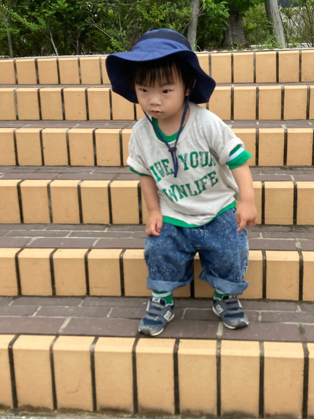 ベージュ系のTシャツ/カットソー、グリーン系のTシャツ/カットソー、ブルー系のデニムパンツを着用したキッズの夏コーディネートの3枚目の写真