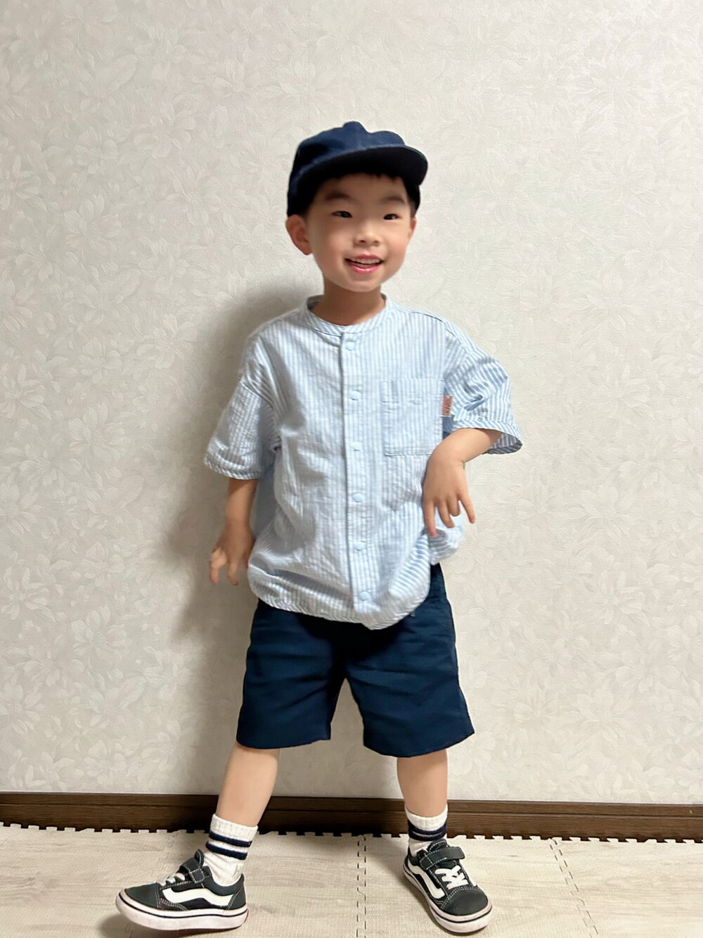 その他のシャツ/ブラウス、ブルー系のその他パンツ、ブラック系のスニーカーを着用したキッズの春コーディネートの3枚目の写真