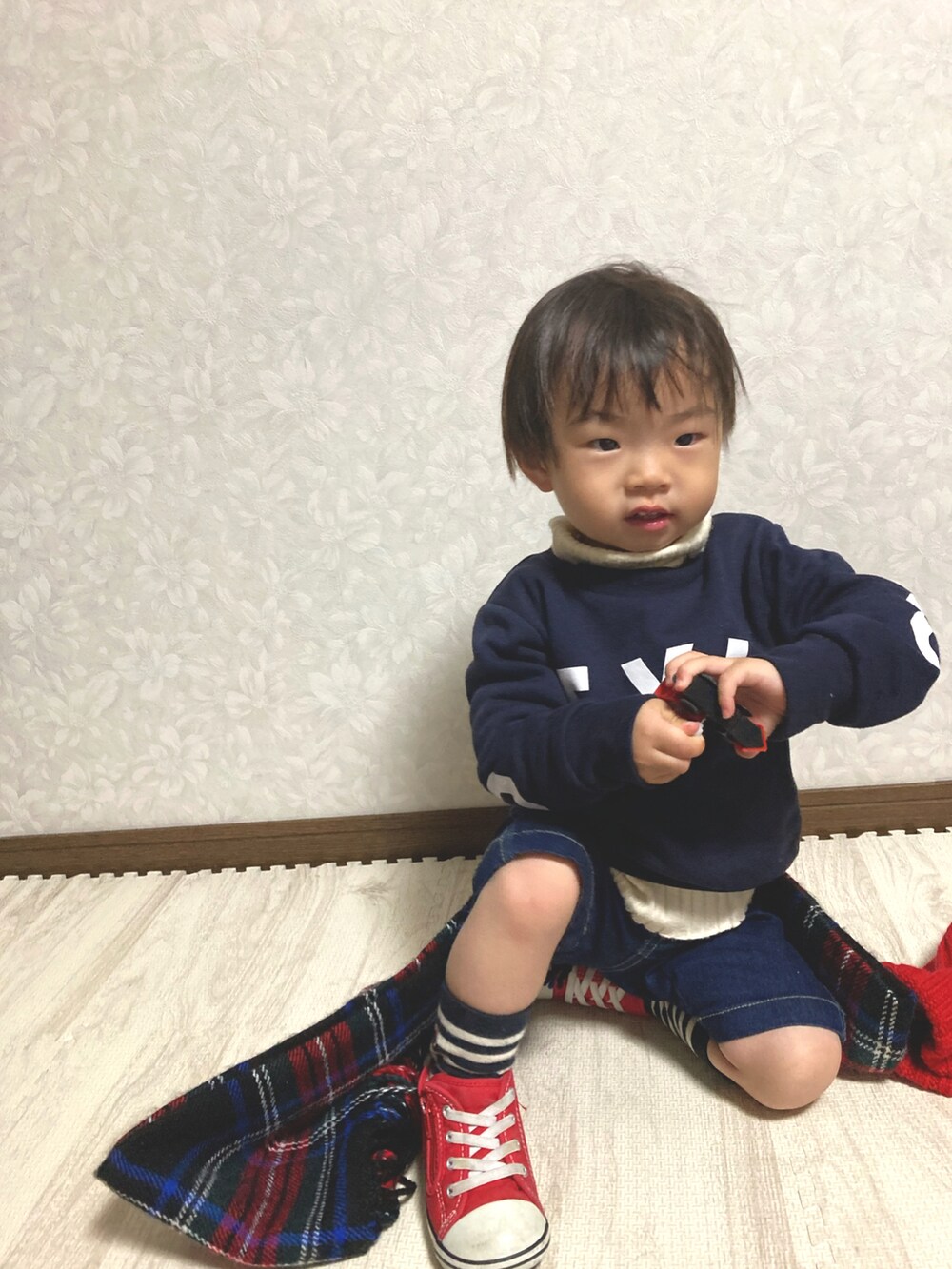 ホワイト系のニット/セーター、ブルー系のスウェット、ブルー系のデニムパンツを着用したキッズの秋コーディネートの2枚目の写真