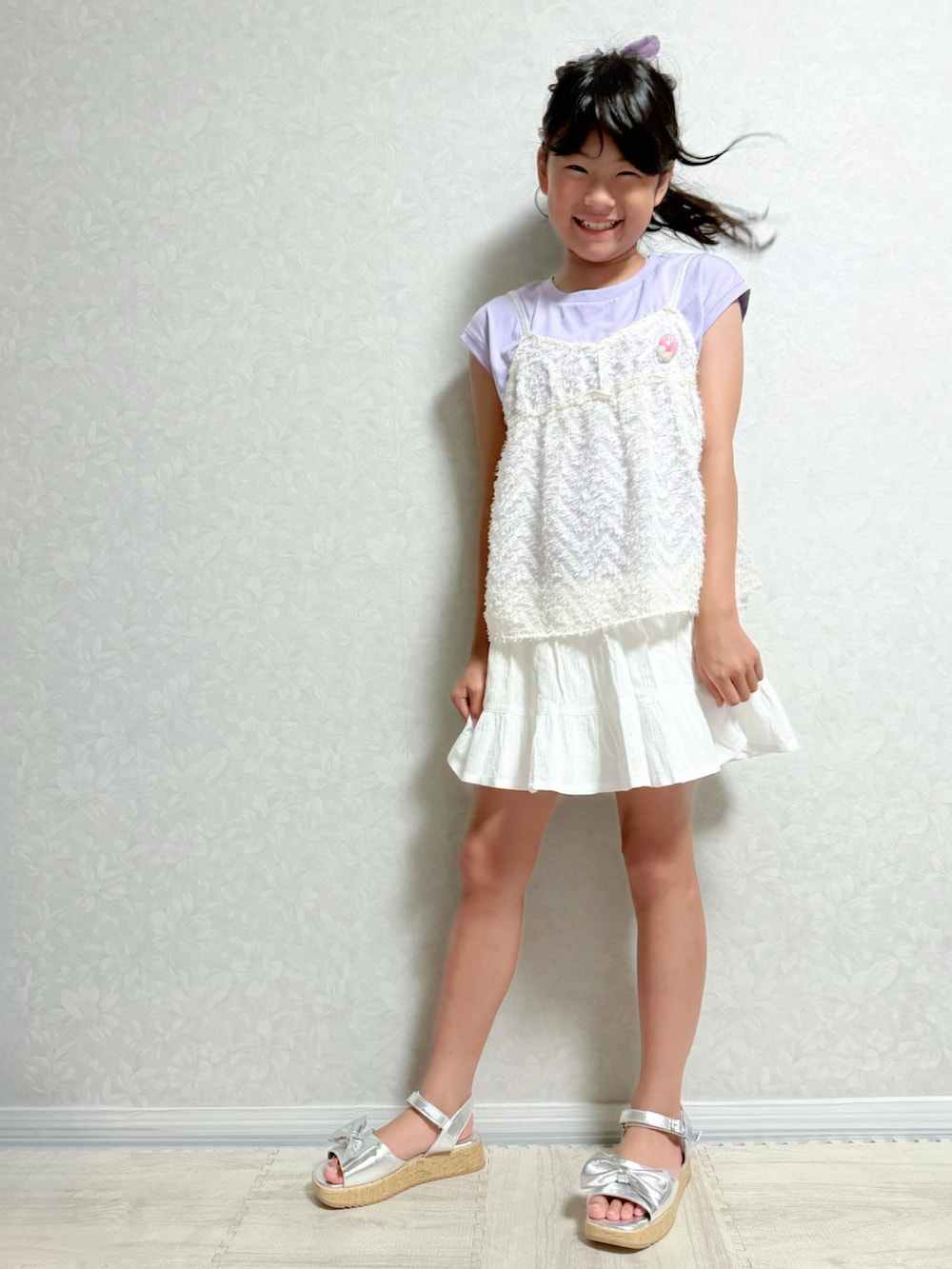 ホワイト系のTシャツ/カットソー、ホワイト系のスカート、シルバー系のサンダルを着用したキッズの夏コーディネートの3枚目の写真