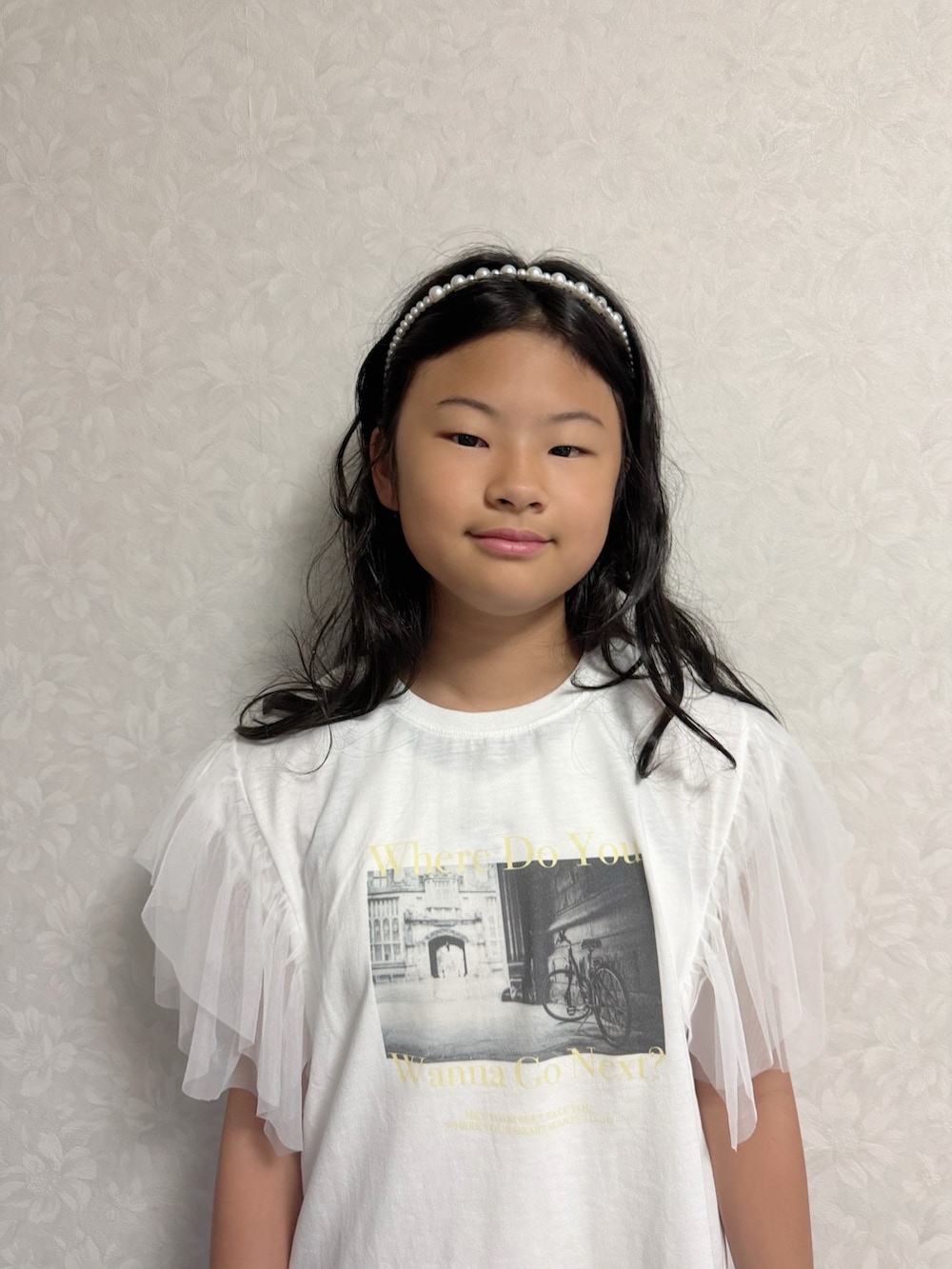 ホワイト系のTシャツ/カットソー、ブルー系のその他パンツ、ベージュ系のトートバッグを着用したキッズの夏コーディネートの2枚目の写真