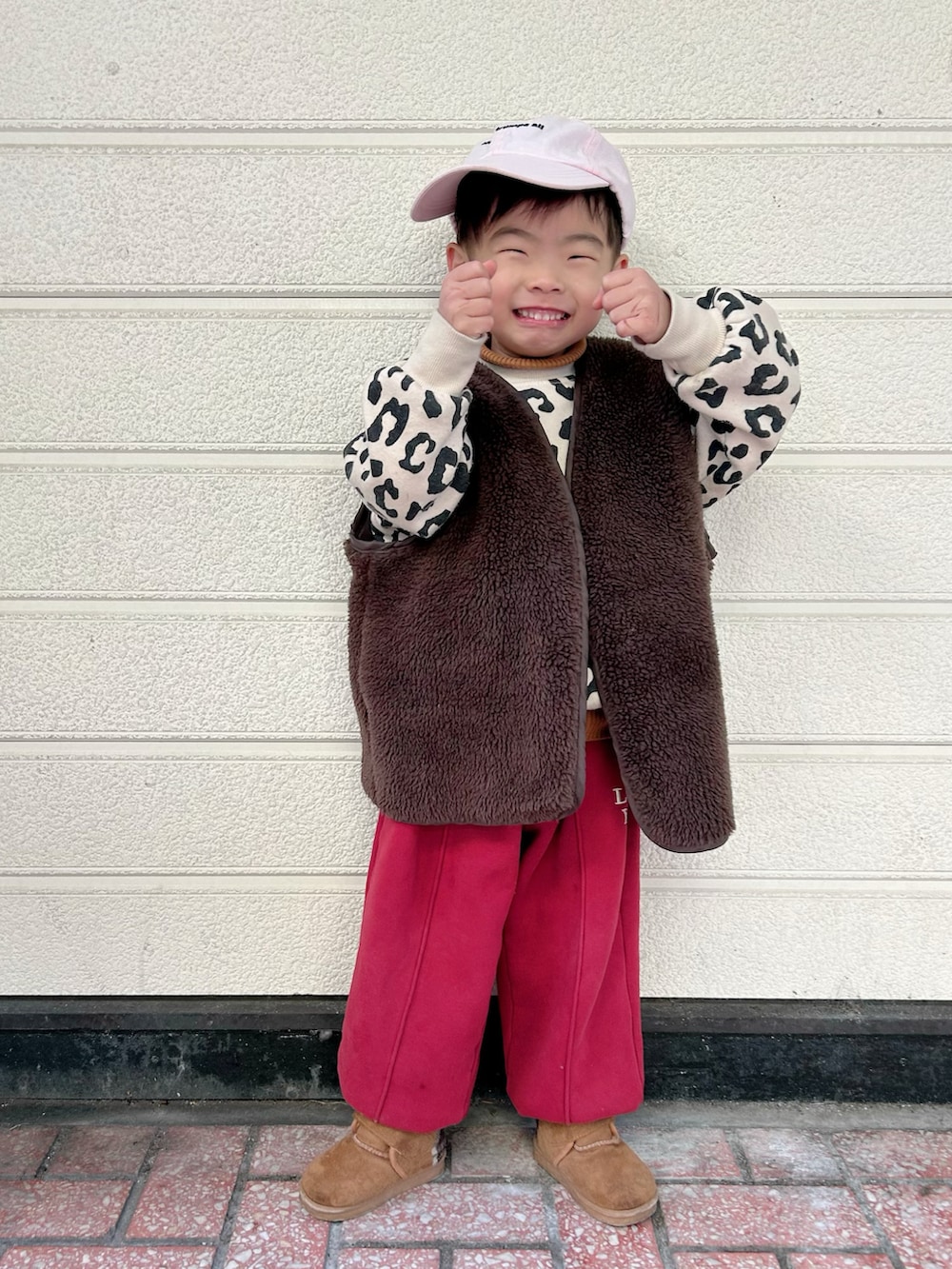 ベージュ系のスウェット、イエロー系のニット/セーター、グリーン系のスウェットを着用したキッズの冬コーディネートの4枚目の写真