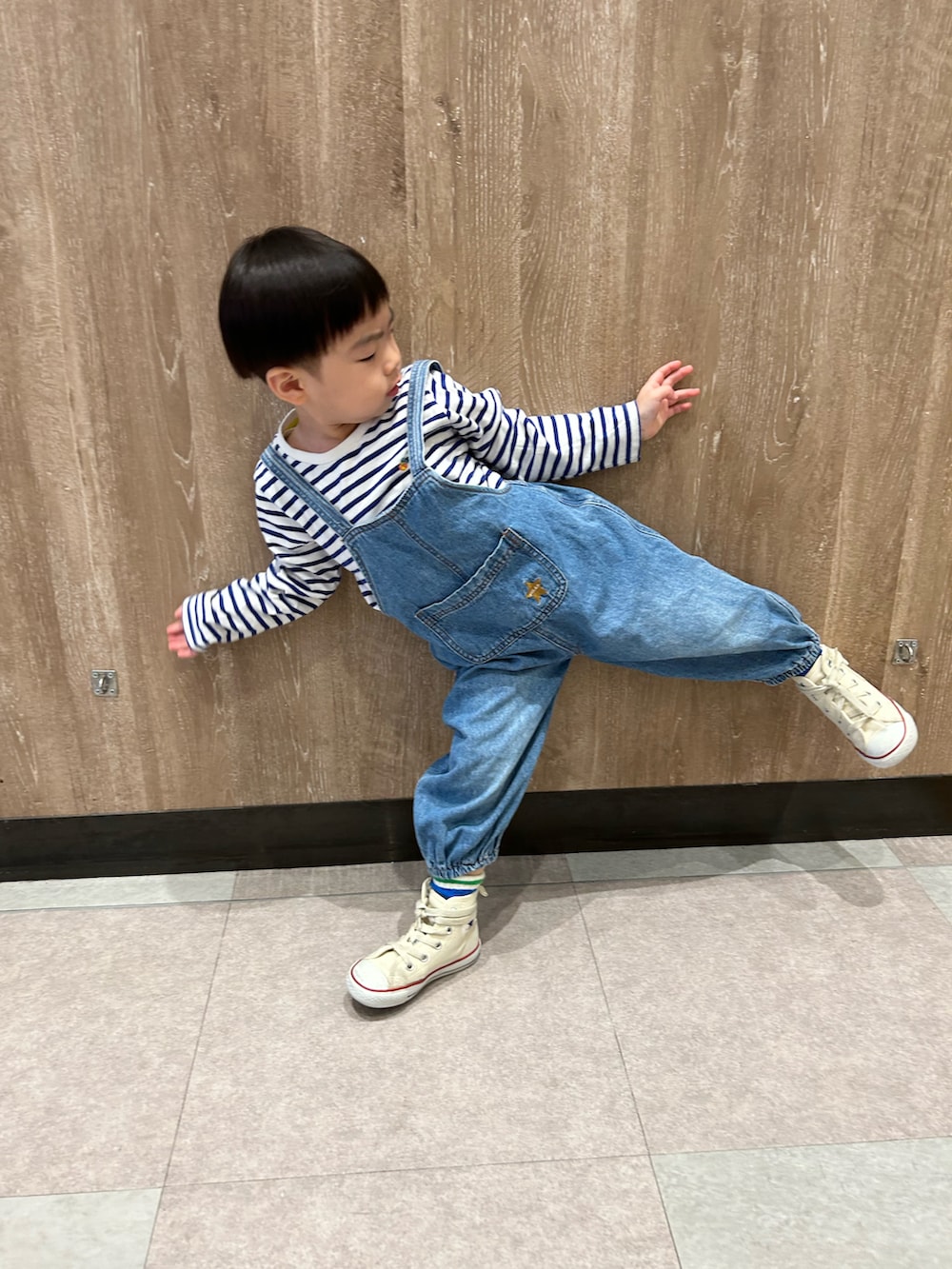 ブルー系のTシャツ/カットソー、ブルー系のサロペット/オーバーオール、ホワイト系のショルダーバッグを着用したキッズの春コーディネートの3枚目の写真