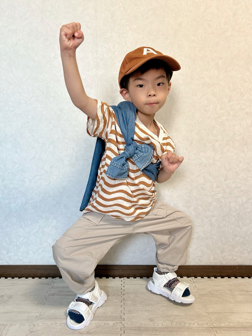 ベージュ系のTシャツ/カットソー、ブルー系のシャツ/ブラウス、ベージュ系のカーゴパンツを着用したキッズの秋コーディネートの3枚目の写真